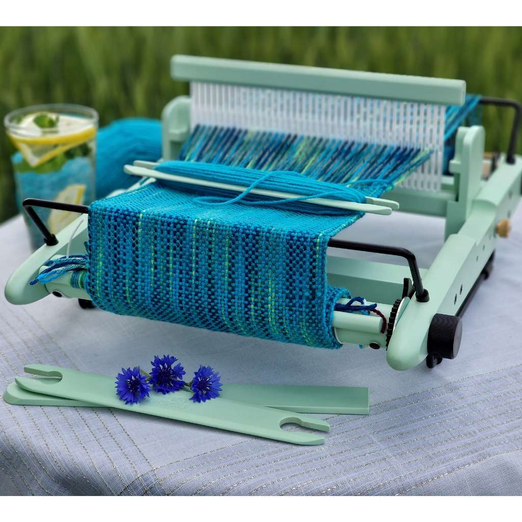 LEMintpresto weaving loom with blue yarn and flowers