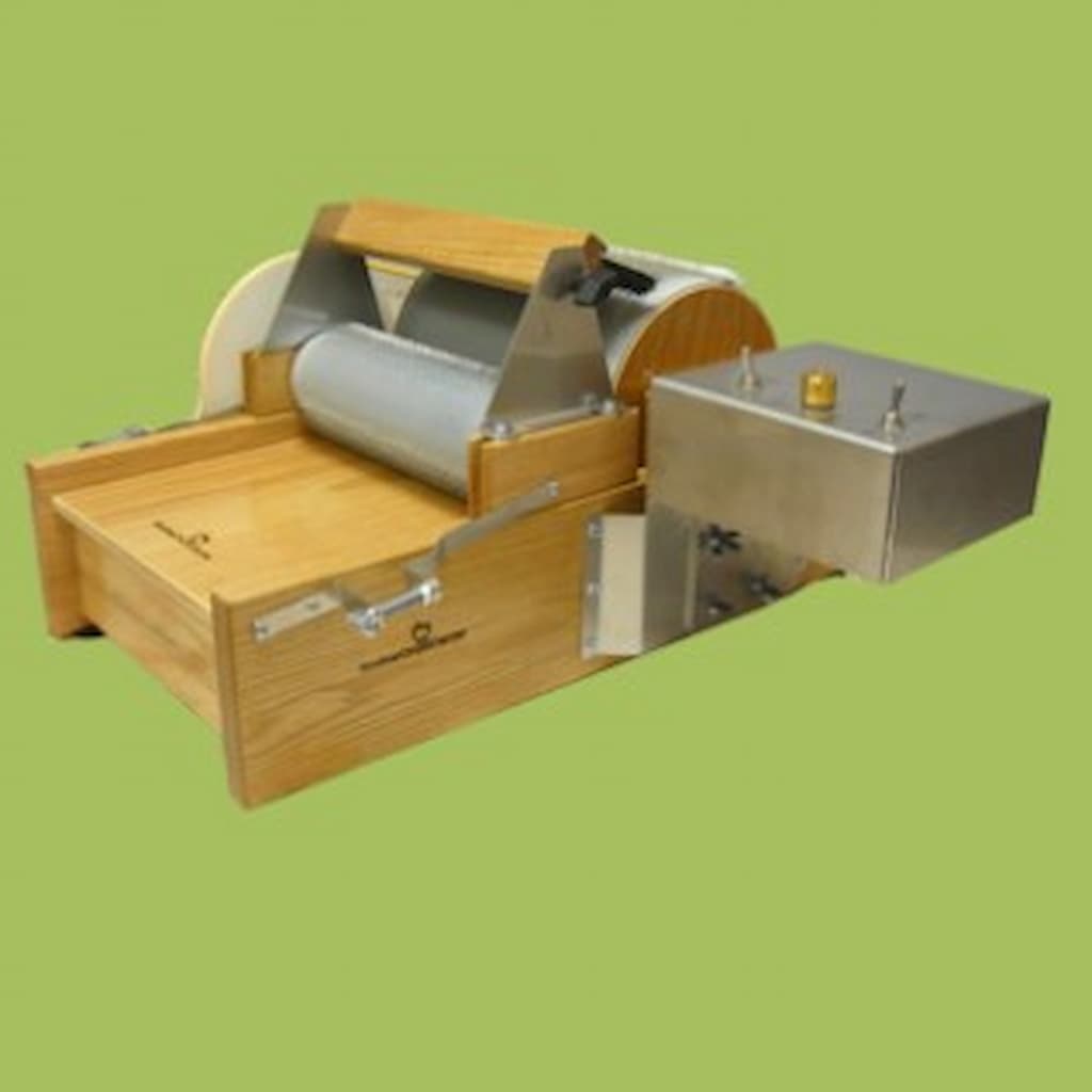 Motorized drum carder machine for fiber preparation.