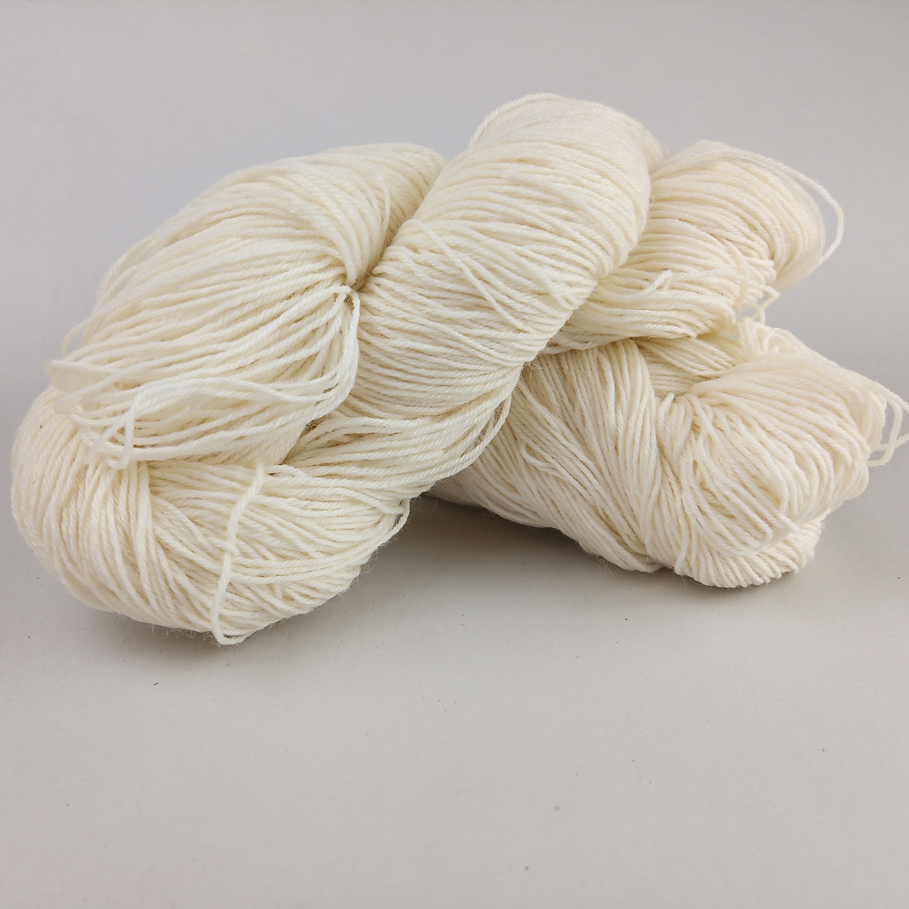 Tagliolini-like white yarn skein