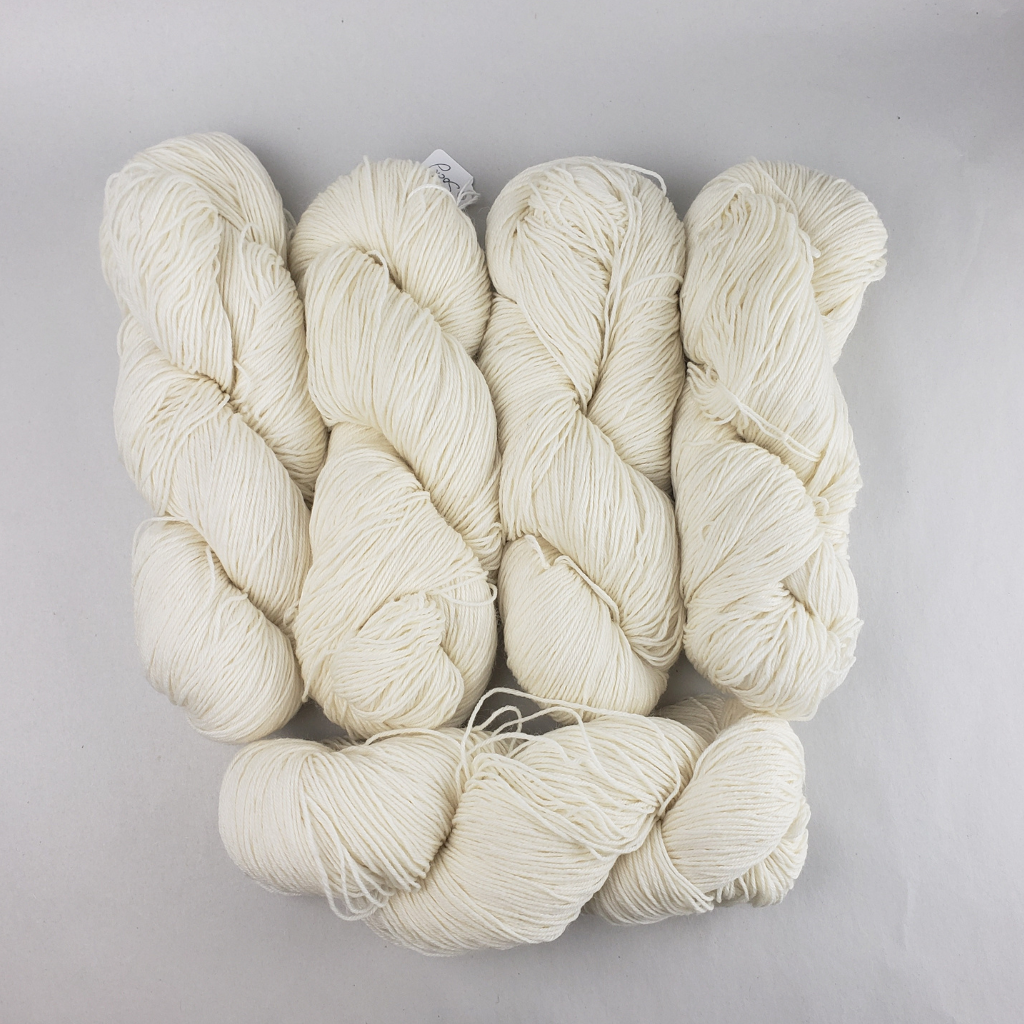 Tagliolini5 white yarn skeins