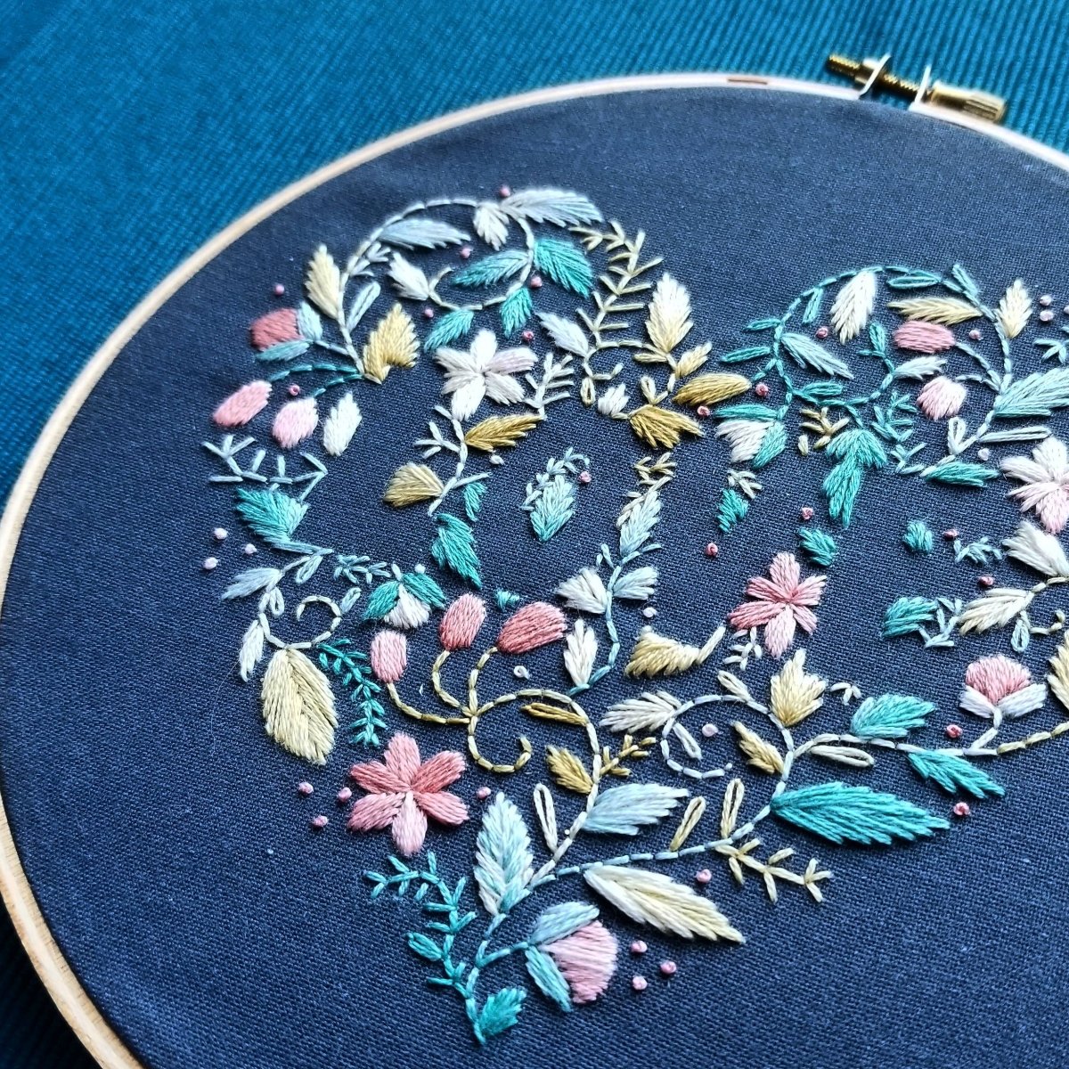"Love" hand embroidery kit - Paradise Fibers