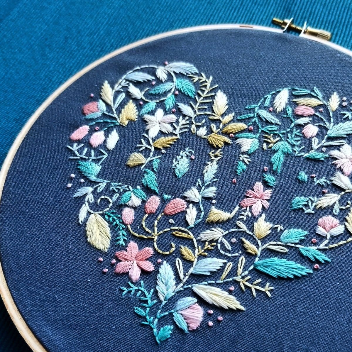 "Love" hand embroidery kit - Paradise Fibers