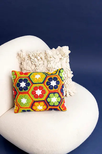 BOLD & BRIGHT PILLOW Pattern by Queensland - Leaflet