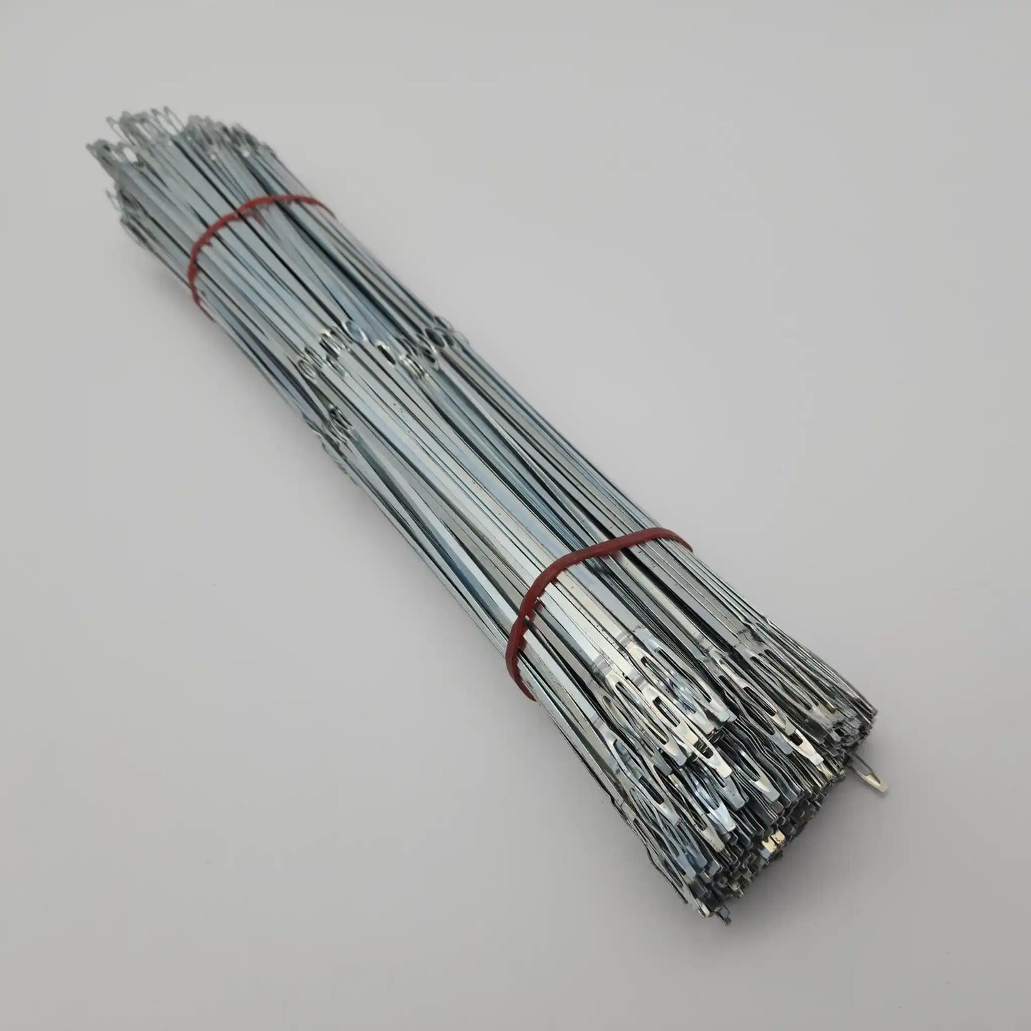 Bundled pack of flat steel weaving heddles