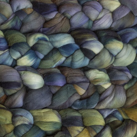 Color 880 Hojas. A handyed merino top with shades of leaf green, grey, purple, cyan, and chestnut brown.