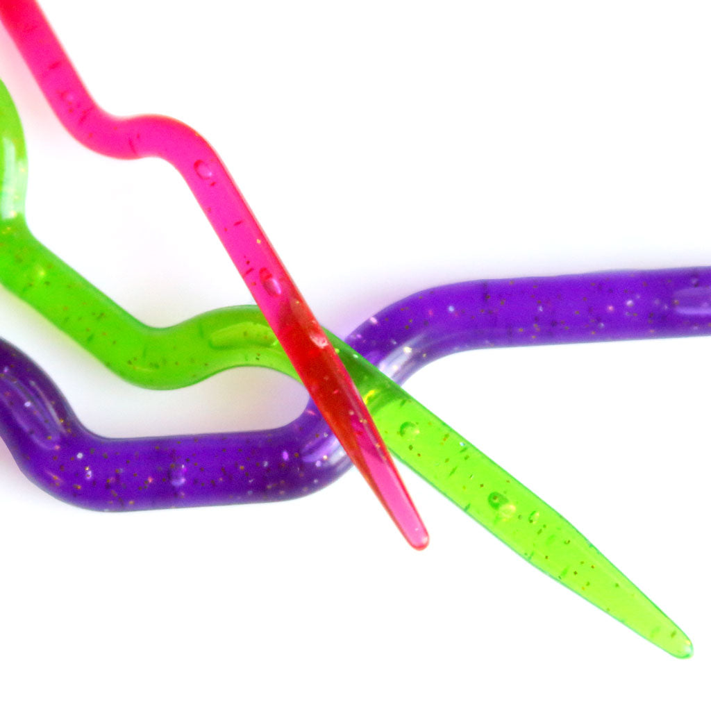 A closer look at HiyaHiya's sparkly colorful plastic Cable Needles