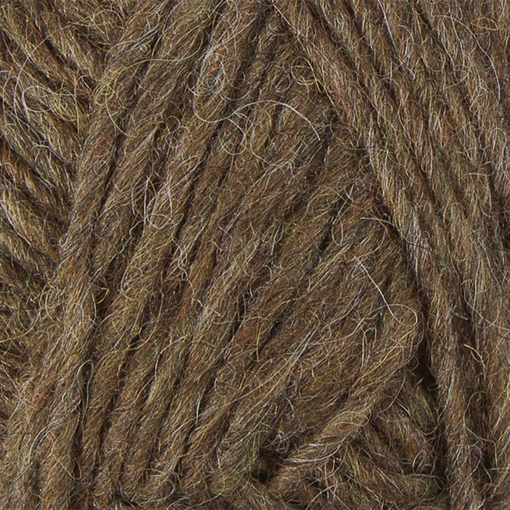 Acorn 0053, a woodsy heathered brown skein of Lopi's Álafosslopi, a bulky Icelandic wool yarn.