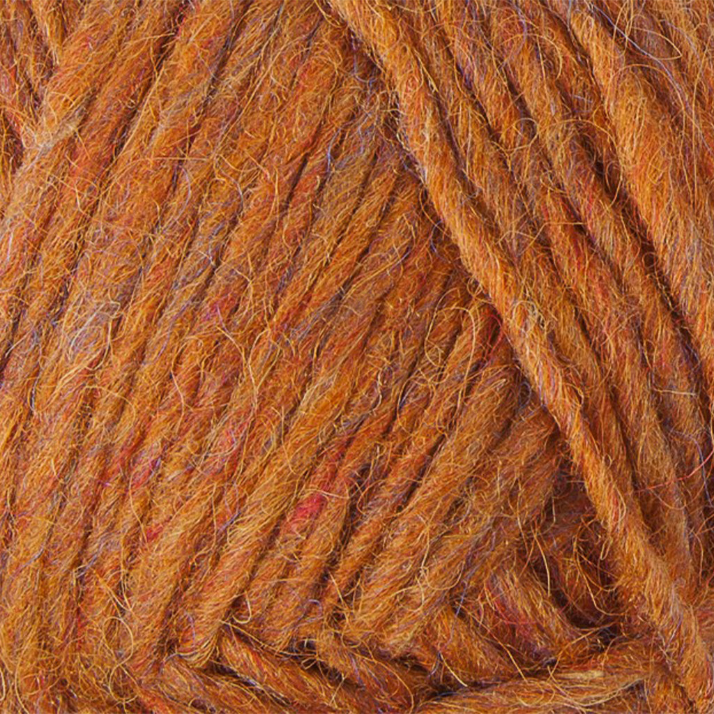 Amber 9971, a warm heathered amber skein of Lopi's Álafosslopi, a bulky Icelandic wool yarn.