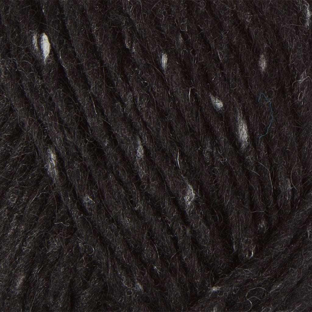 Black Tweed 9975, a black with white flecks skein of Lopi's Álafosslopi, a bulky wool yarn.