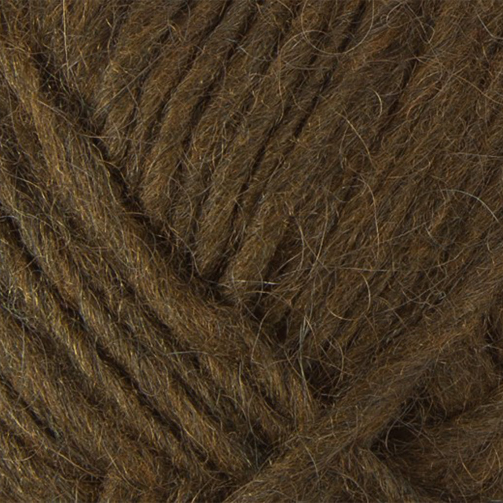 Chocolate 0867, a light warm brown skein of Lopi's Álafosslopi, a bulky Icelandic wool yarn.