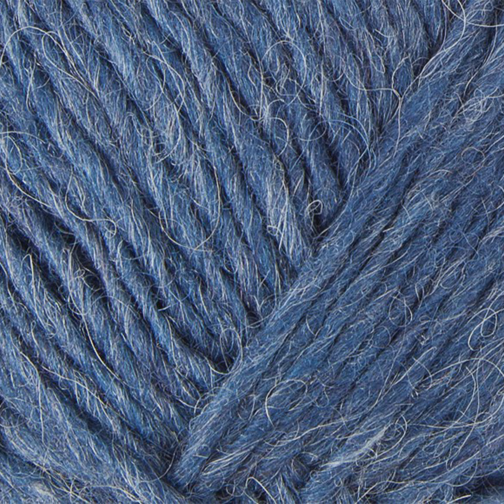 Denim 0010, a white and mostly blue heathered skein of Lopi's Álafosslopi, a bulky wool yarn.