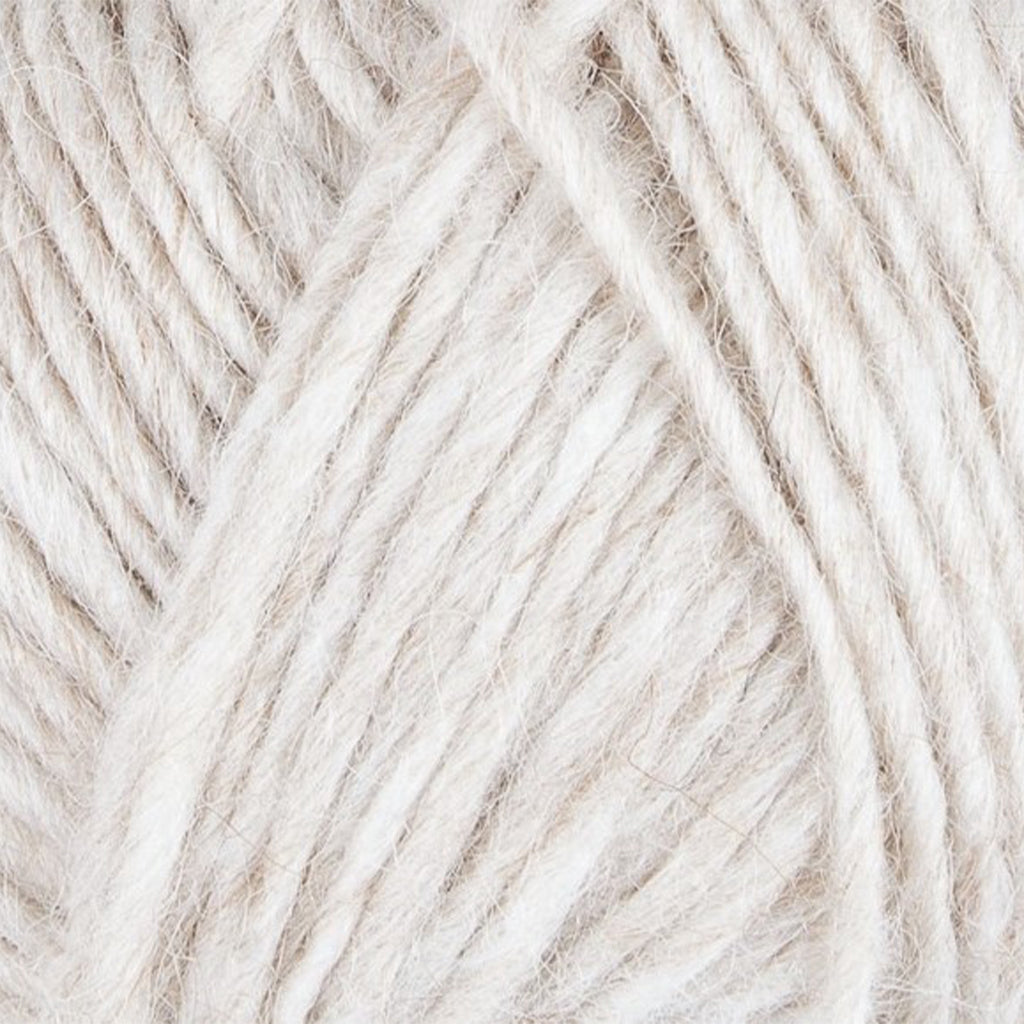 Ecru 9972, a natural white skein of Lopi's Álafosslopi, a bulky Icelandic wool yarn.
