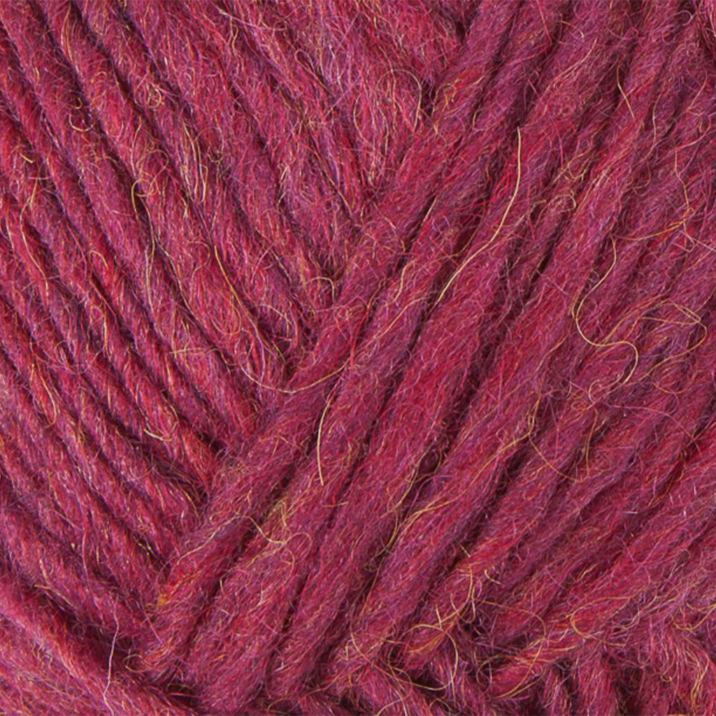 Fuchsia 9969, a heathered reddish pink skein of Lopi's Álafosslopi, a bulky Icelandic wool yarn.