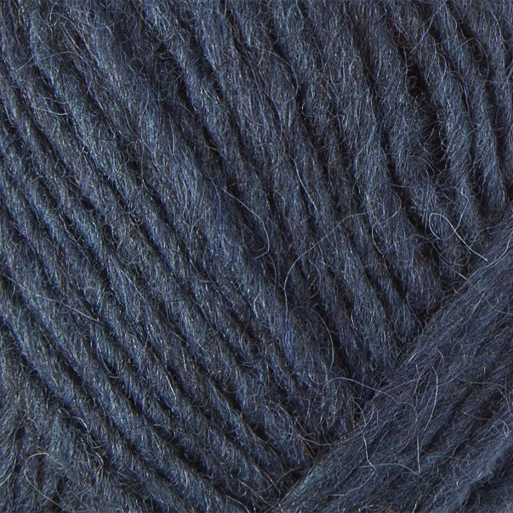 Indigo 9959, a dark indigo blue skein of Lopi's Álafosslopi, a bulky Icelandic wool yarn.