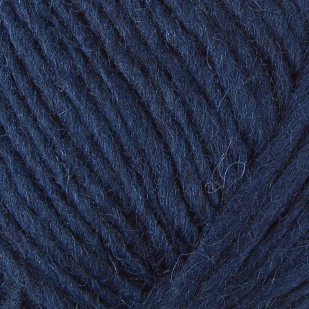 Navy 0118, a dark navy blue skein of Lopi's Álafosslopi, a bulky Icelandic wool yarn.