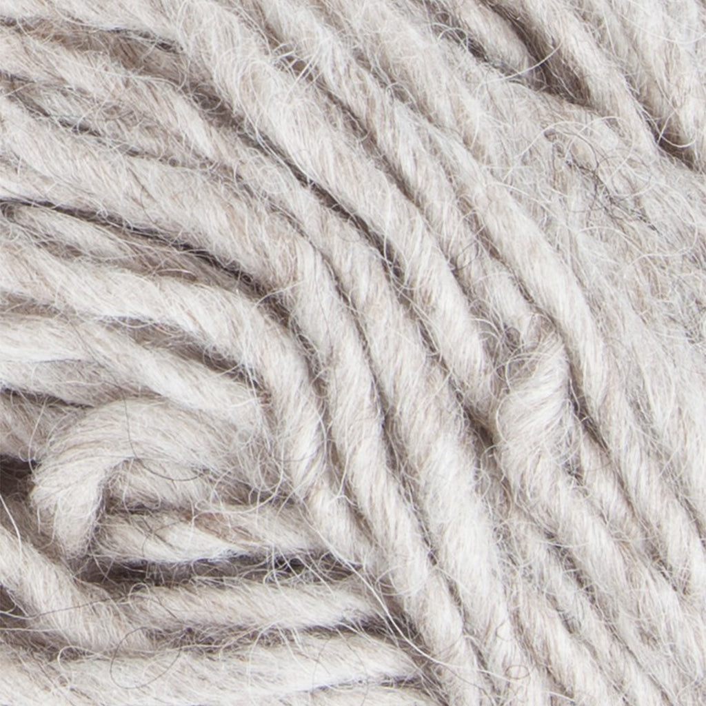 A hank of Lopi's Super Bulky wool yarn Jöklalopi in the color Light Beige 0086.