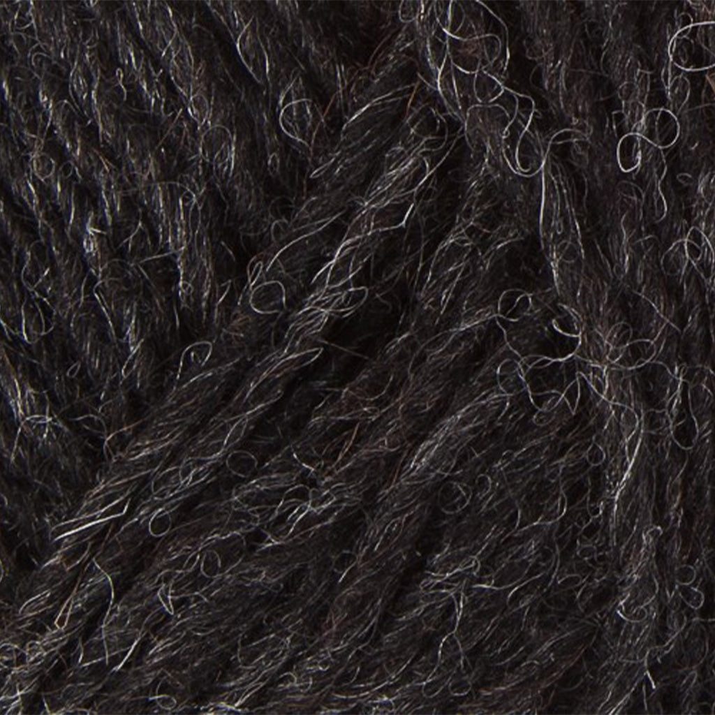 Black Heather 0005, a natural heathered black skein of Léttlopi Icelandic wool yarn.