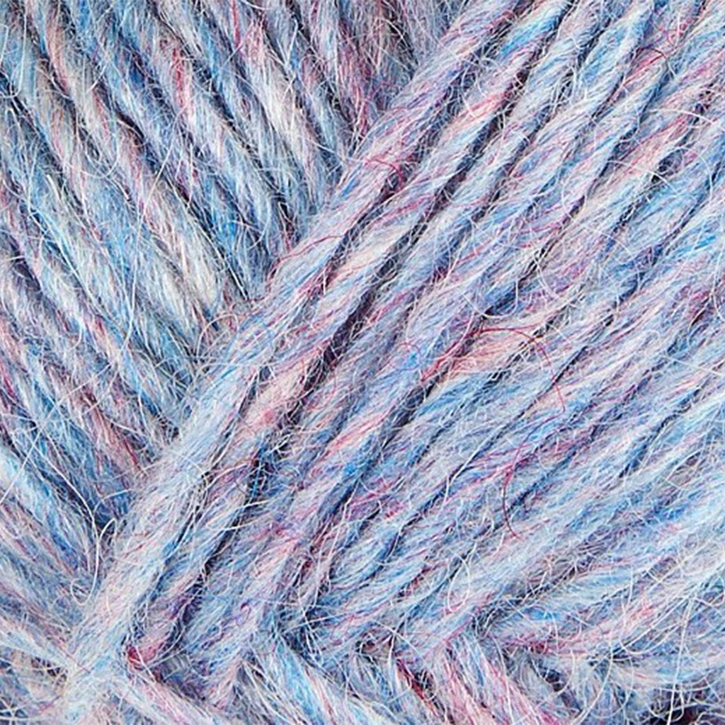 Milkyway 1702, a light heathered white, blue, and red skein of Léttlopi Icelandic wool yarn.