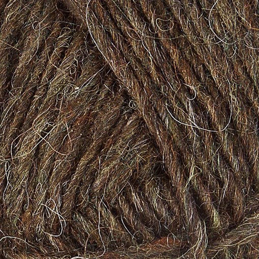 Moor 1416, a heathered brown skein of Léttlopi Icelandic wool yarn.