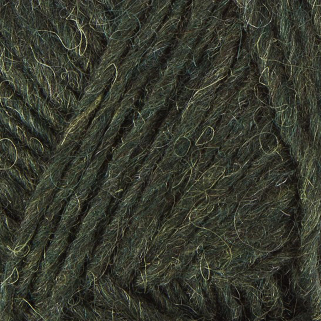 Pine Green 1407, a heathered dark forest green kein of Léttlopi Icelandic wool yarn.