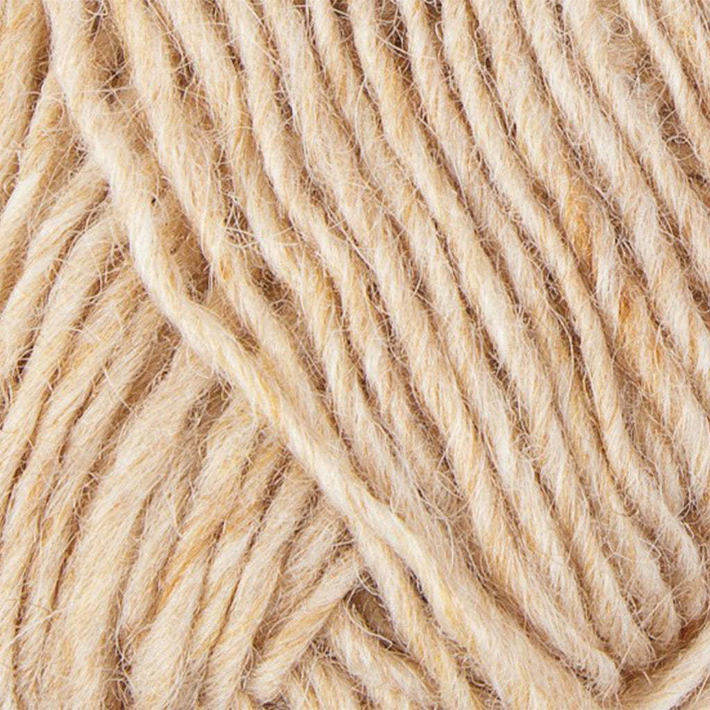 Straw 1418, a light heathered golden skein of Léttlopi Icelandic wool yarn.