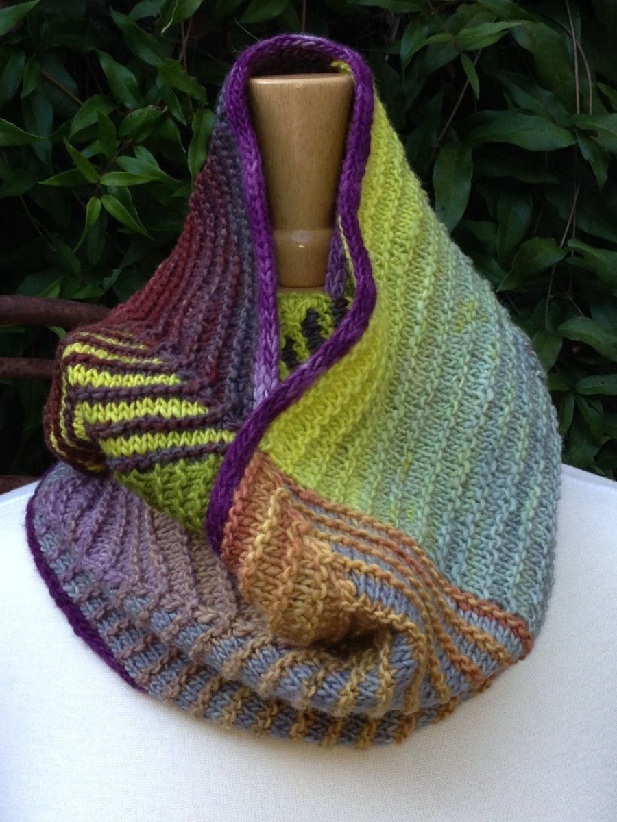 Mitered Obsession Cowl by SKNITSB - Paradise Fibers