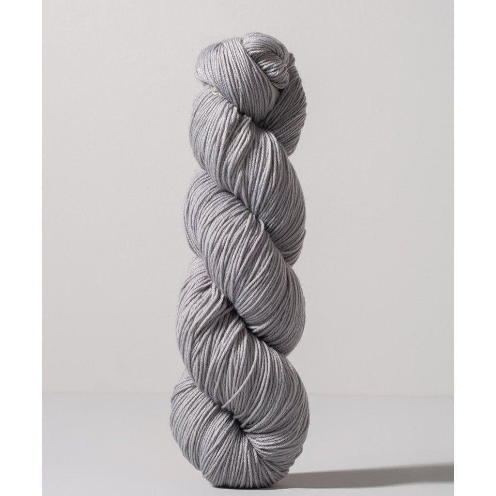 Gusto Wool Core Fingering 1055 - a light grey colorway